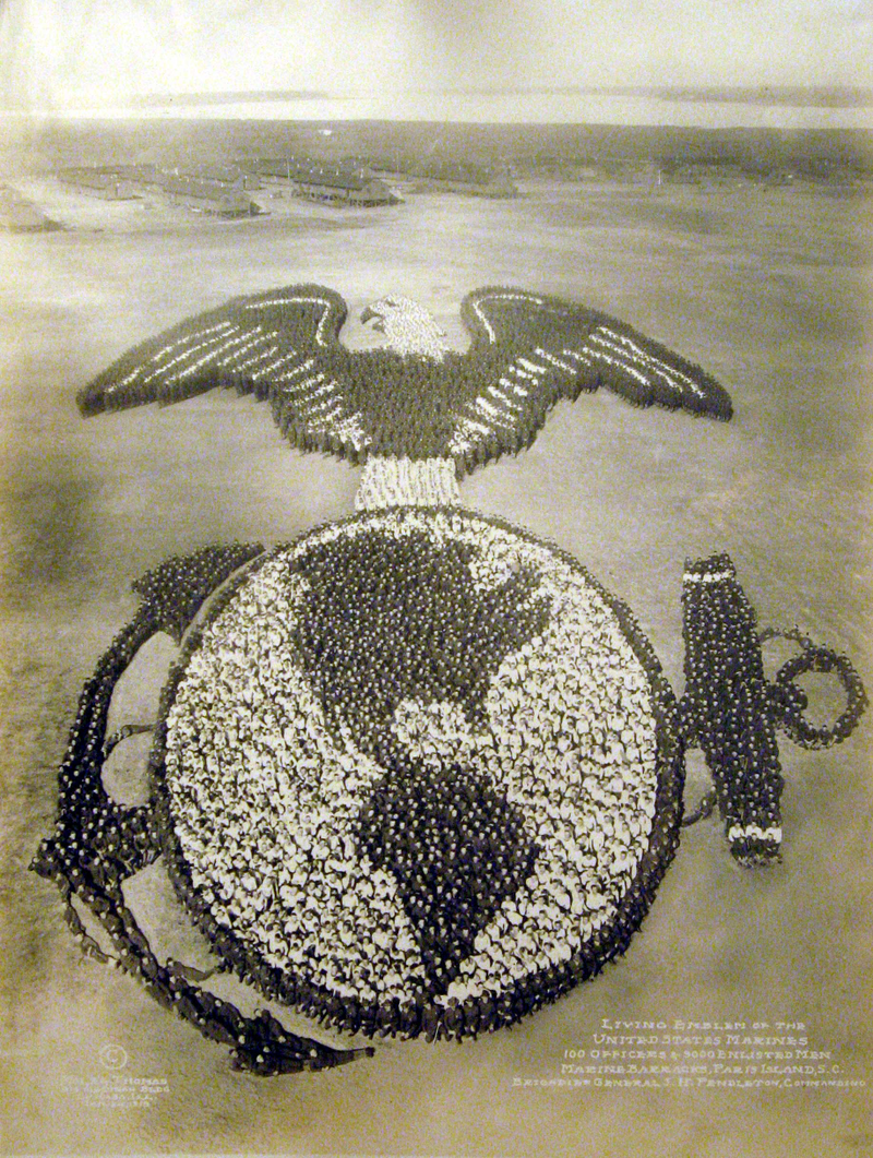 Illustration for article titled The Bizarre Phenomenon of Mass Photography